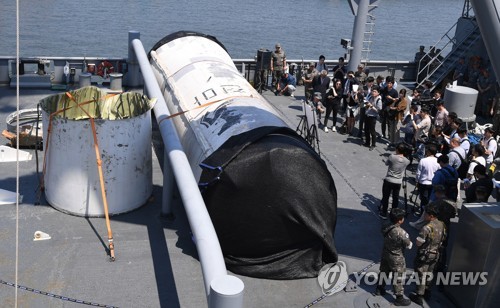 (جديد 2) الجيش الكوري الجنوبي ينتشل حطام الصاروخ الفضائي الكوري الشمالي