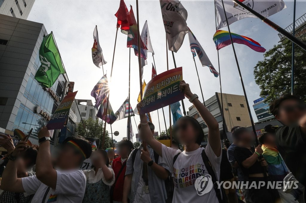 Los participantes del 15º Festival de Cultura Queer de Daegu marchan por las calles del centro de la ciudad de Daegu, en el sureste del país, el 17 de junio de 2023. (Yonhap)