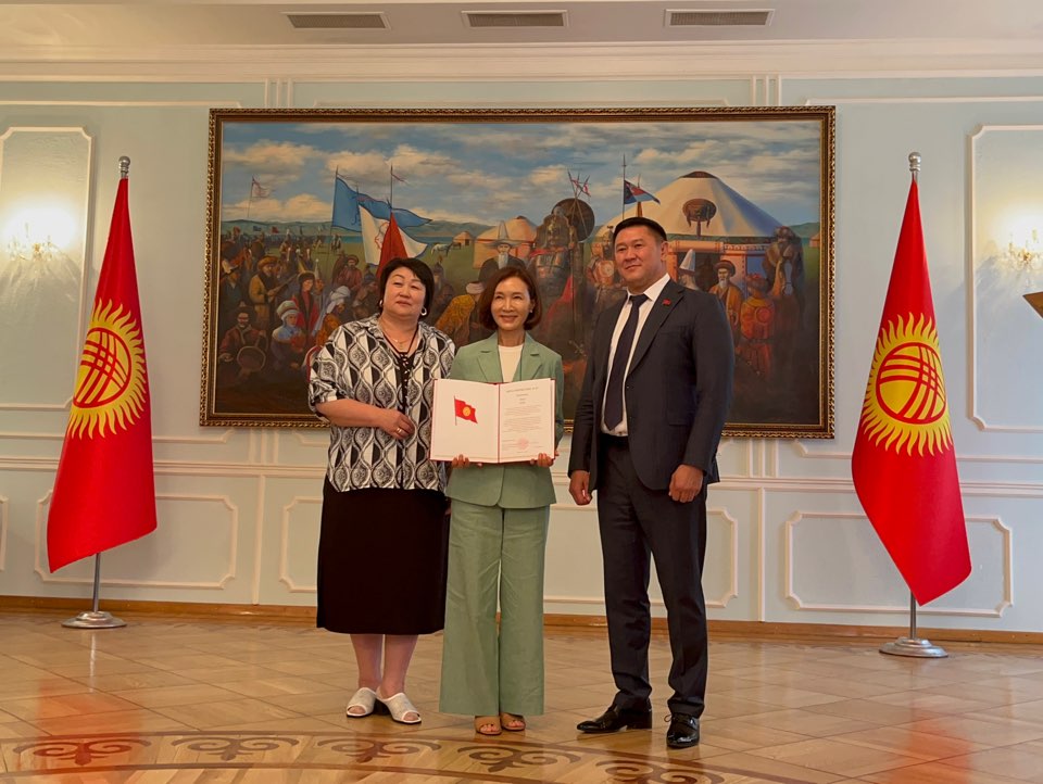 키르기스스탄 국회에 방문한 연탄은행 홍보대사 정애리