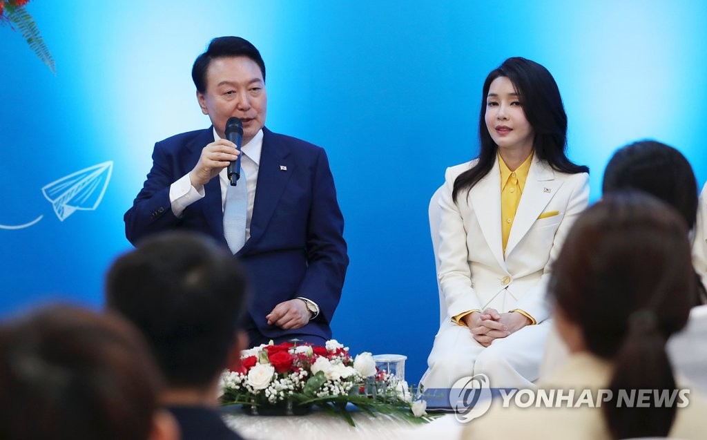22nd June, 2023. Yoon meets S. Korean residents in Vietnam South Korean  President Yoon Suk Yeol (L) and his wife, Kim Keon Hee, are greeted by  children during a meeting with South