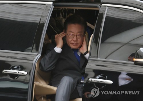 성남시 前과장 "호주출장 김문기로 바뀐 사실 李에 보고"