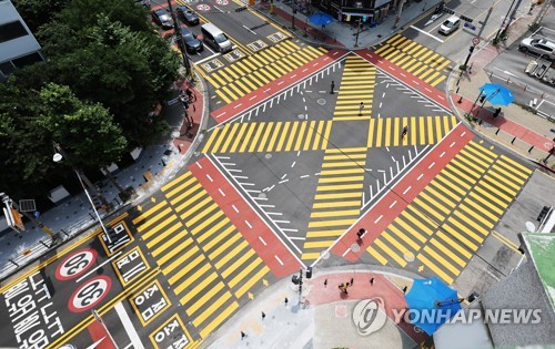 어린이 보호구역에 노란색 횡단보도