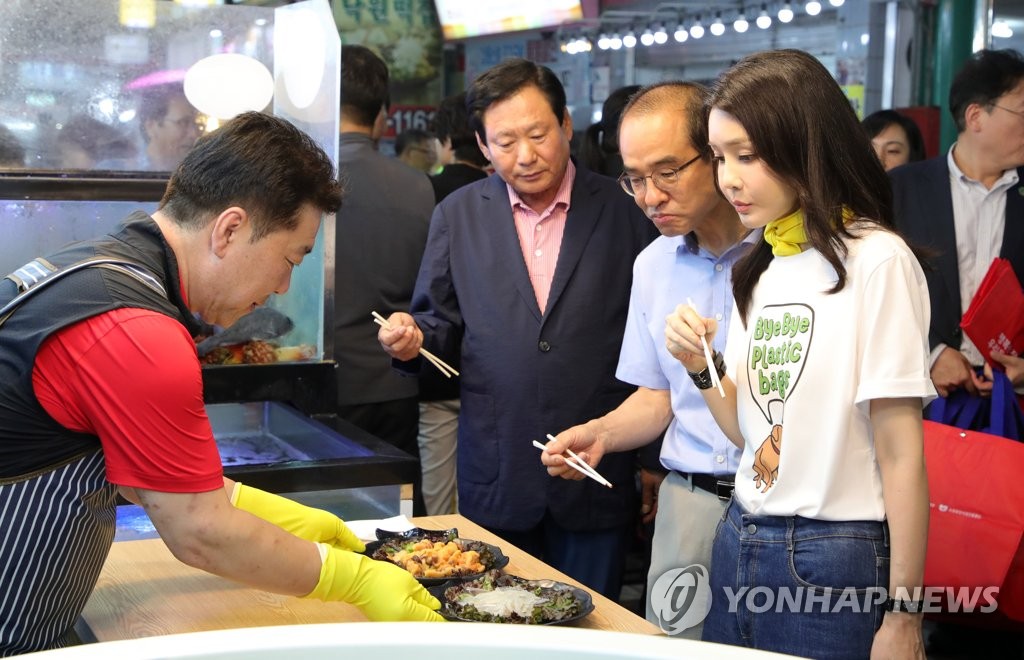 강릉 재래시장 횟집 방문한 김건희 여사 | 연합뉴스