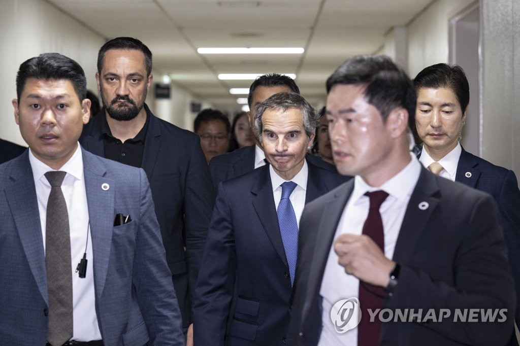 Rafael Mariano Grossi (C), director general de la Agencia Internacional de Energía Atómica, deja la Asamblea Nacional el 9 de julio de 2023, luego de una reunión con funcionarios del principal opositor Partido Democrático.  (Foto de grupo) (Yonhap)