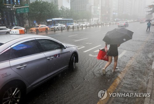 장대비에 발목까지 물이…"빨리 집으로" 대중교통 몰린 시민들