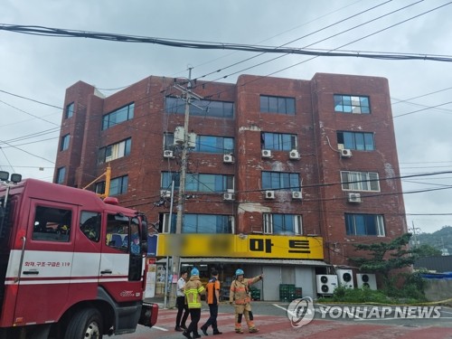 '붕괴 위험' 목포 5층 상가건물 인근 주민도 대피…주변 통제