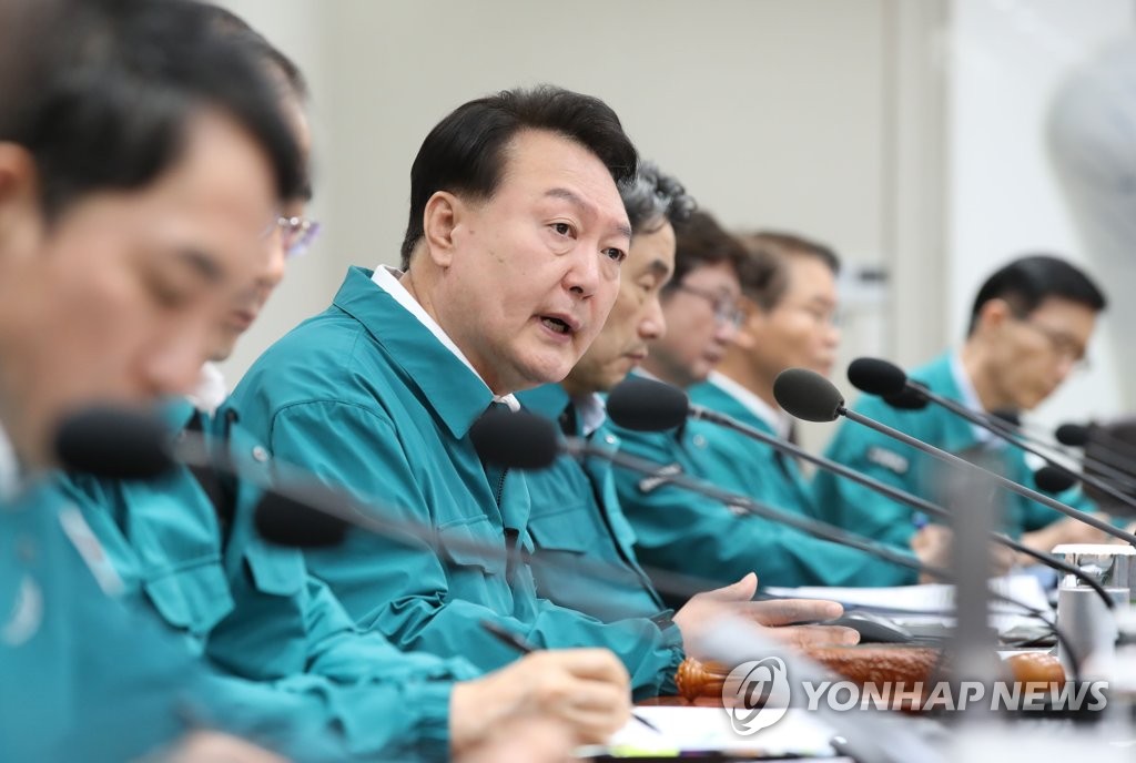 El presidente Yoon Suk Yeol habla durante una reunión de gabinete en la oficina presidencial en Seúl el 18 de julio de 2023. (Foto de grupo) (Yonhap)