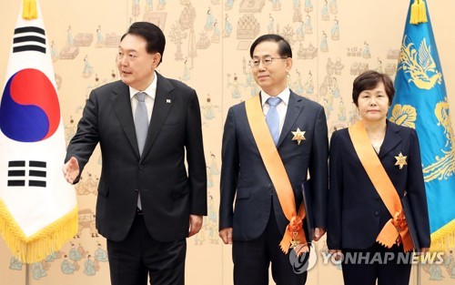 尹대통령, 권영준·서경환 대법관에 임명장 수여(종합)