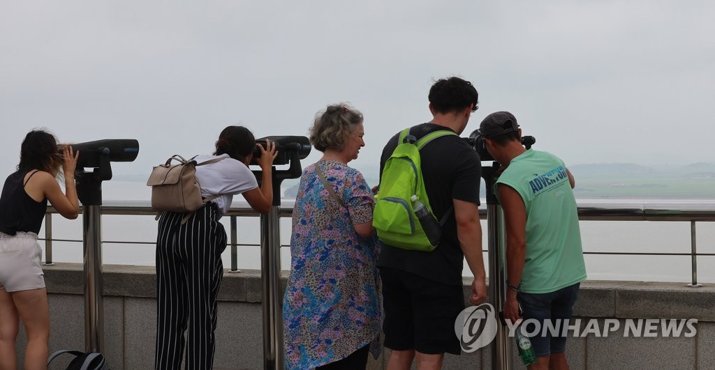 북한 바라보는 외국인 관광객들