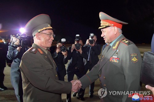 وكالة تاس للأنباء: وزراء دفاع كوريا الشمالية وروسيا يجرون محادثات في بيونغ يانغ