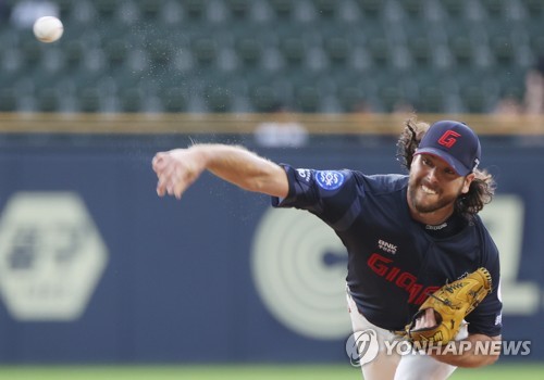 롯데 새 식구 윌커슨, 5이닝 2실점 호투로 두산 12연승 저지