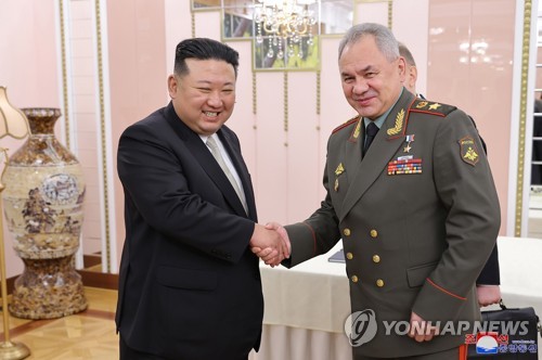 الزعيم الكوري الشمالي يلتقي وزير الدفاع الروسي قبل ذكرى رئيسية