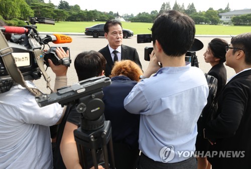 김영호 통일장관 첫 대외 일정은 납북자·국군포로 단체 면담