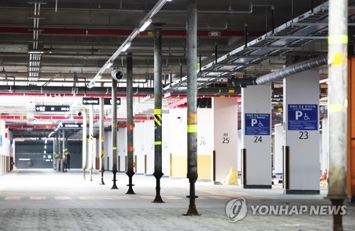 임시 보강 구조물 설치된 지하 주차장