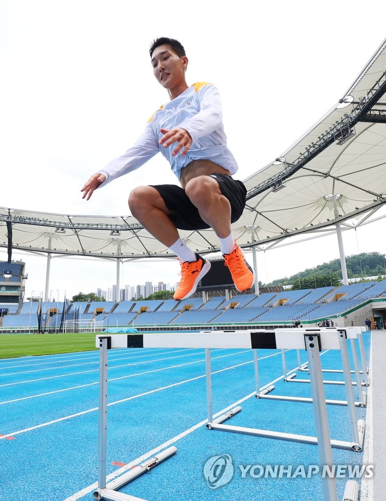 South Korean high jumper Woo Sang-hyeok holds an open training session at Munhak Stadium in the western city of Incheon on Aug. 2, 2023. (Yonhap)