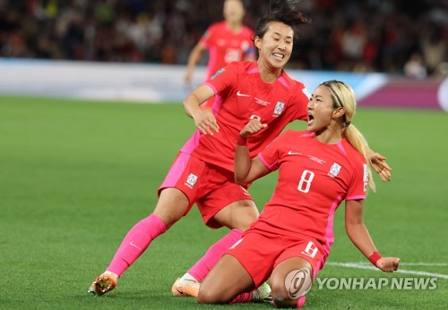한국, 여자축구 월드컵 사상 첫 선제골…독일과 전반 1-1로 맞서
