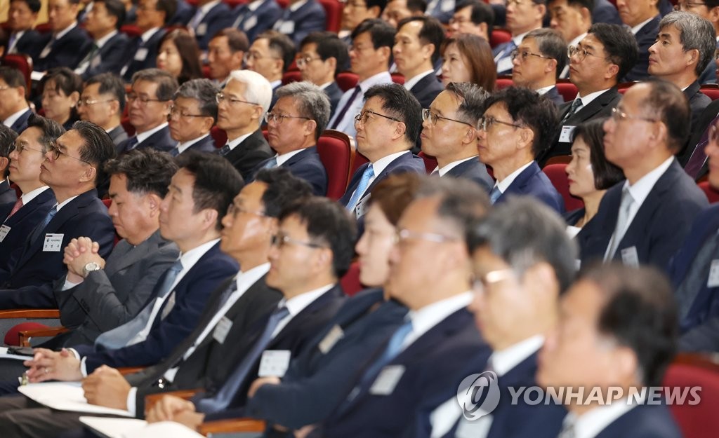 김창기 국세청장 발언 경청하는 참석자들