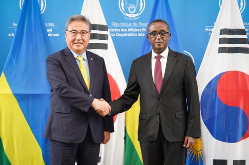 FM visits Rwanda, seeks future-oriented cooperation