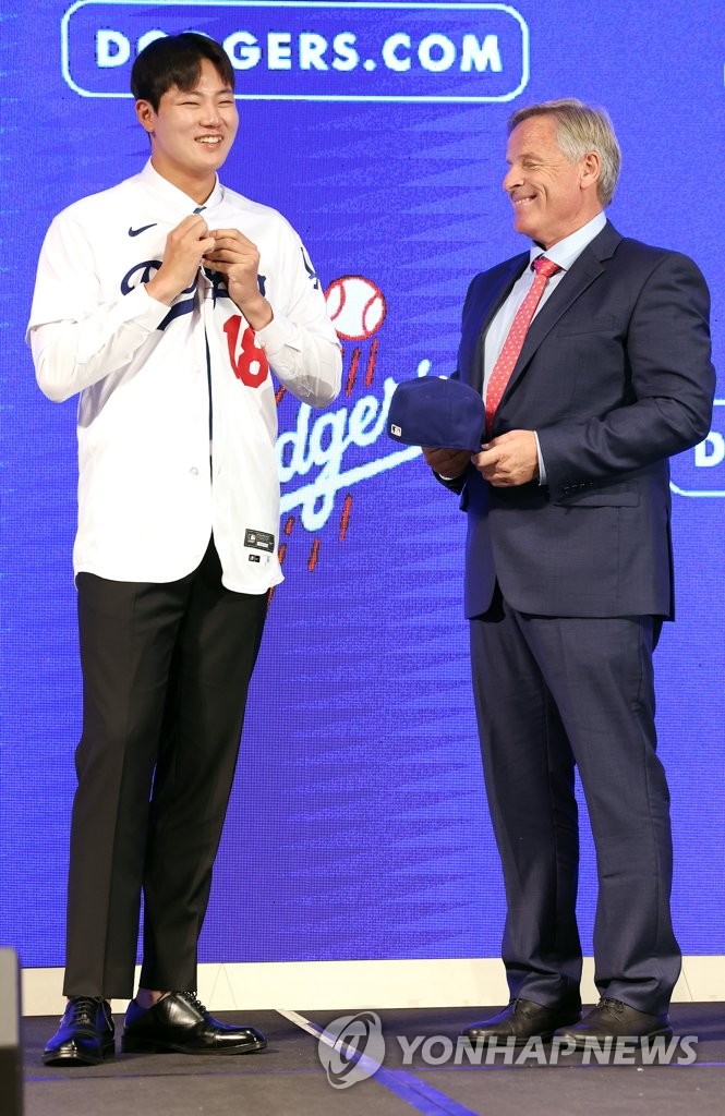 High school pitcher Jang Hyun-seok signs with Dodgers