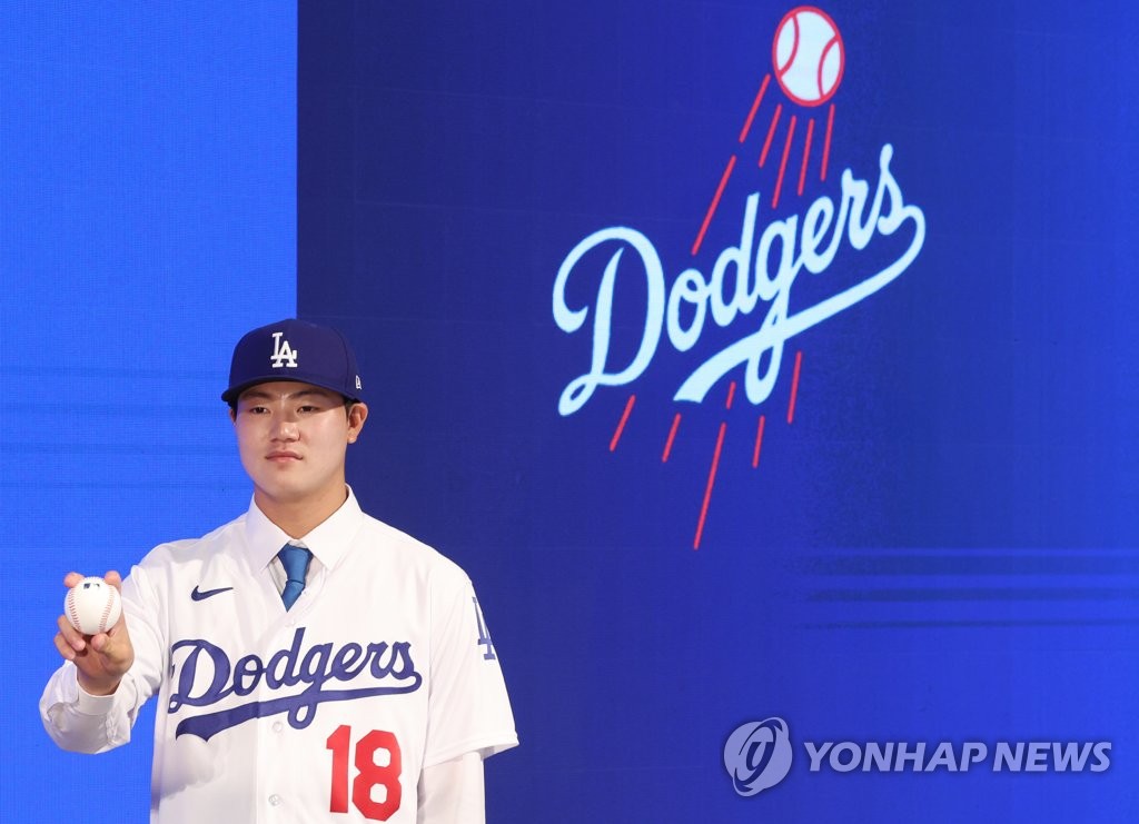 In this file photo from Aug. 14, 2023, South Korean high school pitcher Jang Hyun-seok poses in his Los Angeles Dodgers jersey at his introductory press conference at the Seoul Dragon City hotel complex in Seoul. (Yonhap)
