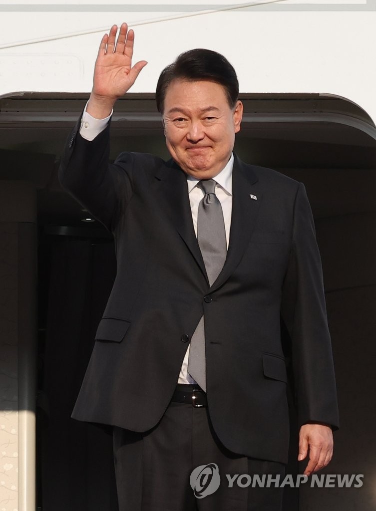 South Korean President Yoon Suk Yeol waves as he boards the presidential airplane at Seoul Air Base in Seongnam, south of Seoul, on Aug. 17, 2023, before his departure for the United States to attend a trilateral summit the next day with U.S. President Joe Biden and Japanese Prime Minister Fumio Kishida. (Yonhap)