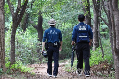 성폭행 사건 발생한 목골산 순찰하는 경찰