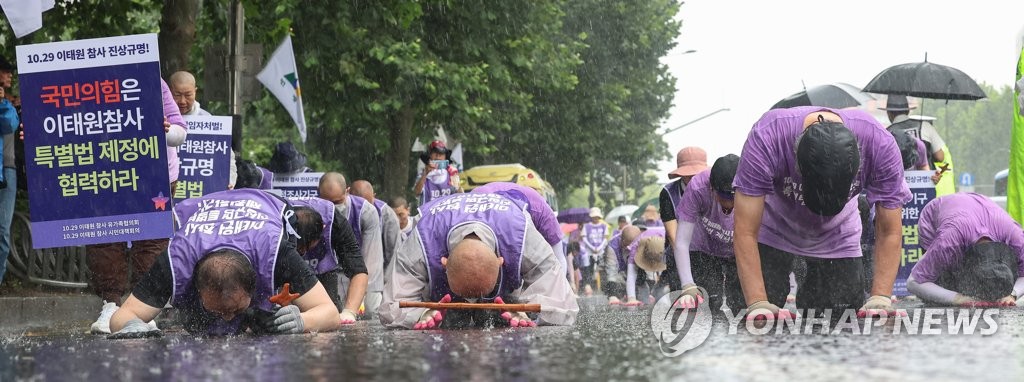 雑踏事故の真相解明求め「三歩一拝」