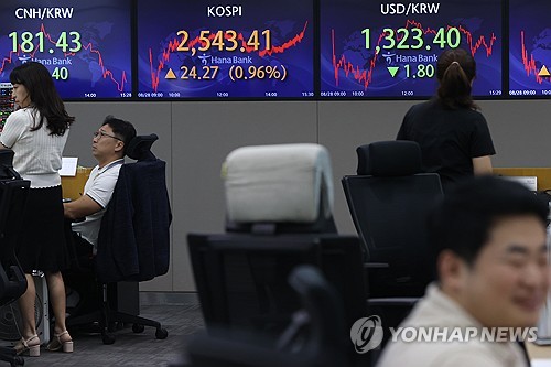 (LEAD) Seoul shares end higher after Fed chief's speech