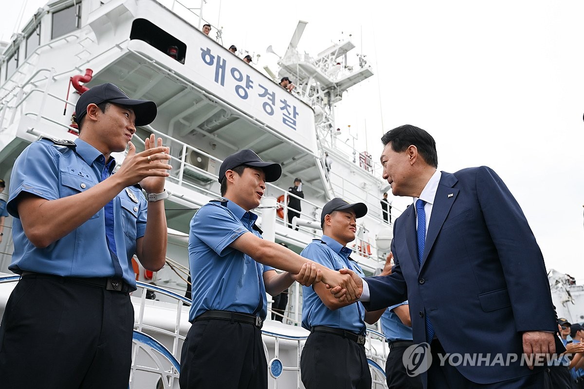 해양경찰관 격려하는 윤석열 대통령