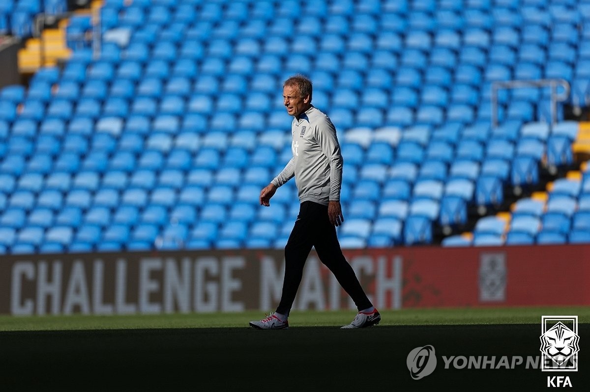 Jurgen Klinsmann, head coach of the South Korean men's national football team, watches his players during a training session at Cardiff City Stadium in Cardiff on Sept. 6, 2023, ahead of a friendly match against Wales, in this photo provided by the Korea Football Association. (PHOTO NOT FOR SALE) (Yonhap)