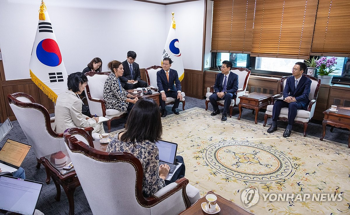 살몬 유엔 북한인권특별보고관과 대화하는 김영호 통일부 장관