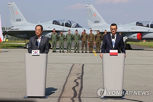 Des chasseurs FA-50 de construction coréenne participent à un événement de l'Otan