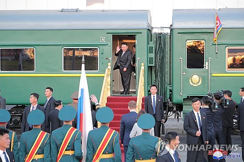 (LEAD) Kim Jong-un effectue une visite d'inspection dans une usine russe de chasseurs modernes