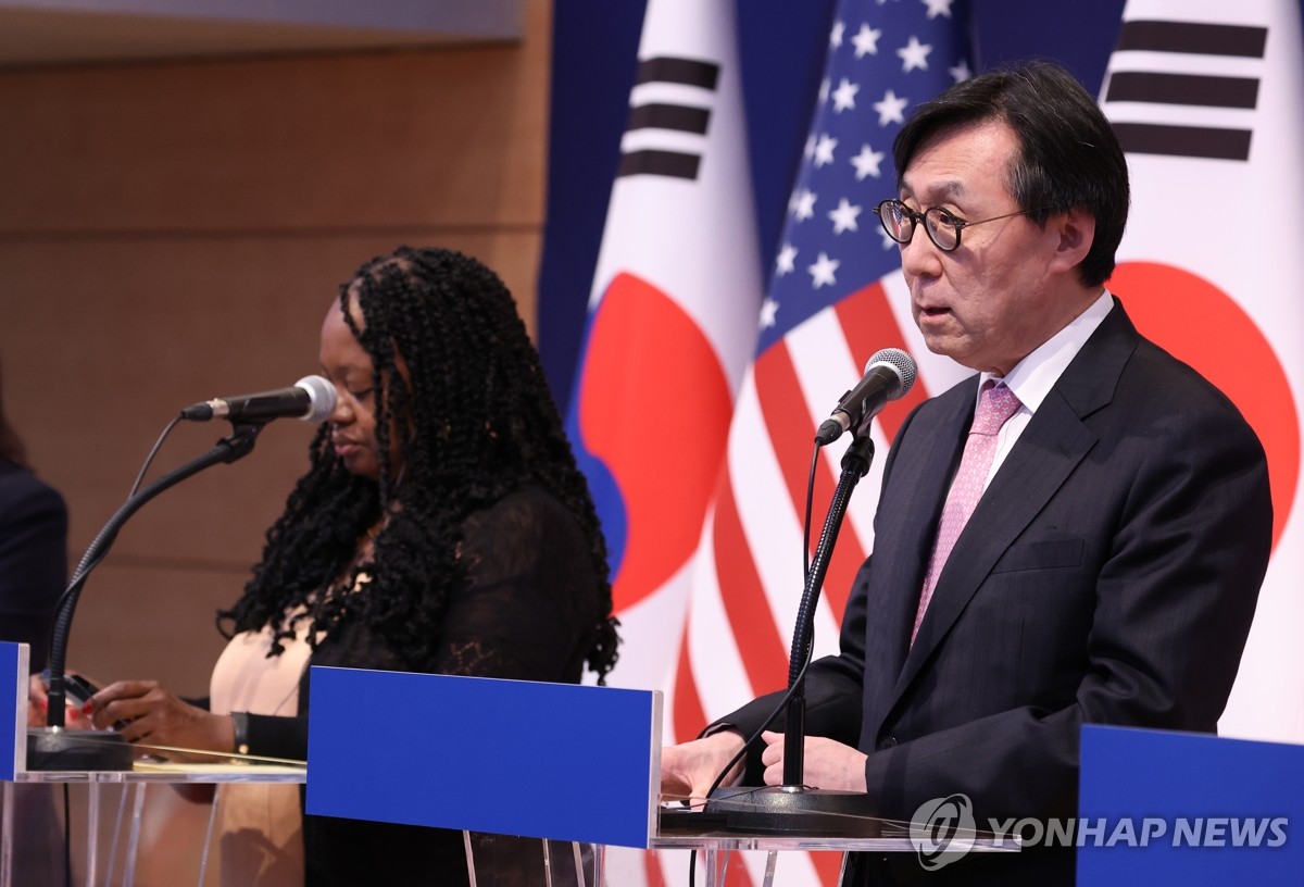 South Korean Vice Foreign Minister Chang Ho-jin (R) explains the outcome of the fourth South Korea-U.S. Extended Deterrence Strategy and Consultation Group meeting during a joint news conference at the foreign ministry in Seoul on Sept. 15, 2023. (Yonhap)
