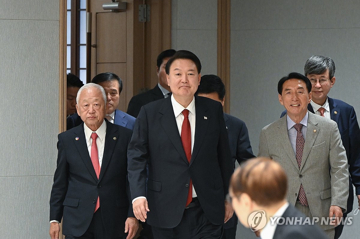民団との面会会場に入る尹大統領（中央・大統領室提供）＝（聯合ニュース）