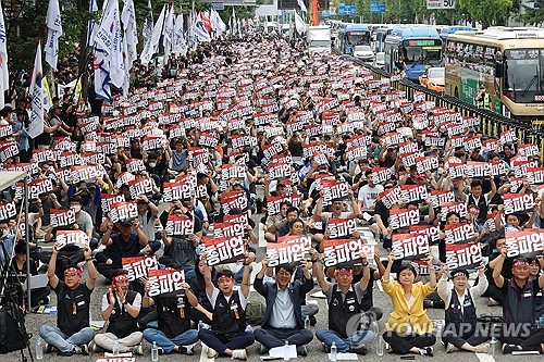 Los trabajadores ferroviarios sindicalizados organizan una manifestación, el 16 de septiembre de 2023, en el distrito de Yongsan, en Seúl.