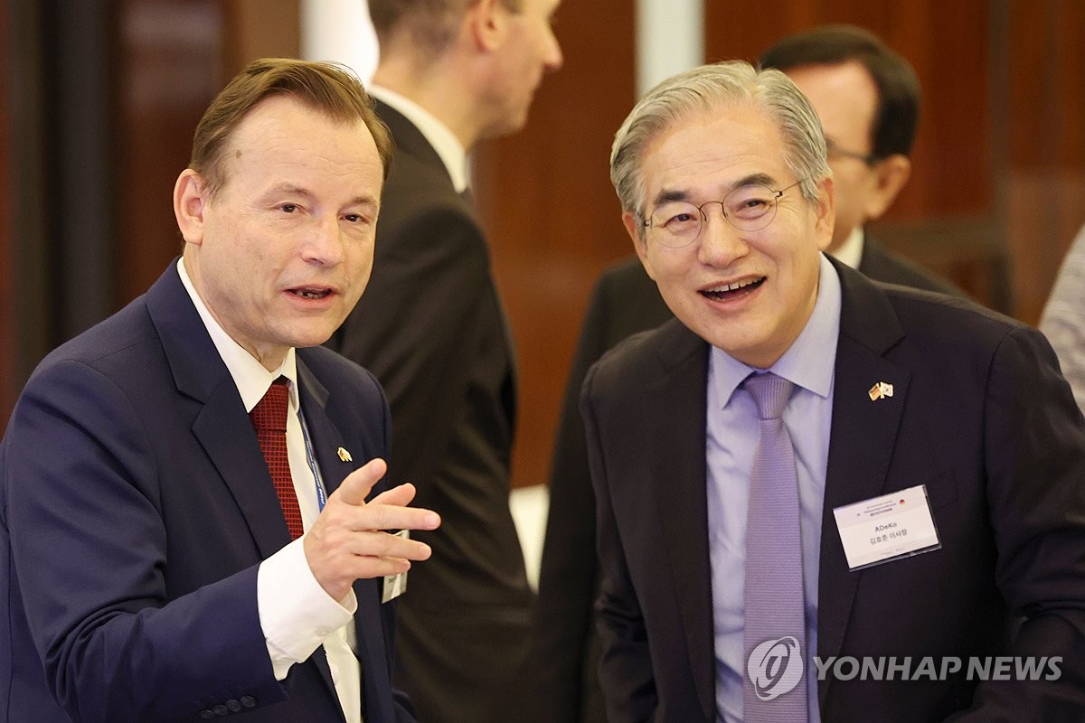 L'ambassadeur allemand désigné en Corée du Sud, Georg Schmidt (à g.), lors d'un événement à Séoul pour célébrer le 140e anniversaire de l'établissement des relations diplomatiques entre la Corée du Sud et l'Allemagne, le 18 septembre 2023. 