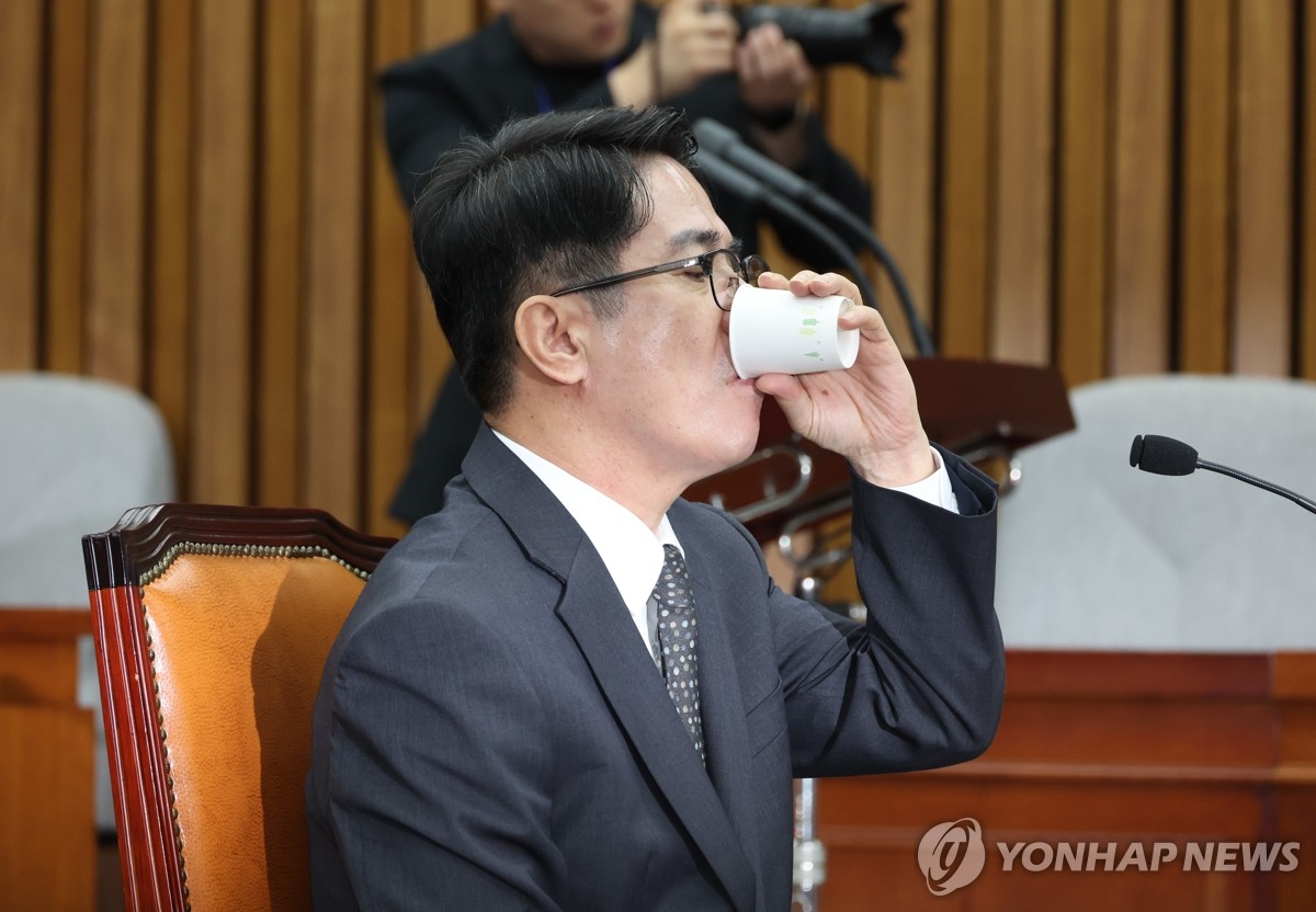물 마시는 이균용 대법원장 후보자