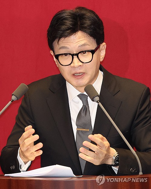 Justice minister on opposition leader's arrest warrant