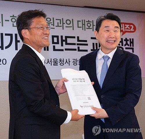 부총리에게 교원들의 목소리 전달하는 김용서 교사노동조합 위원장