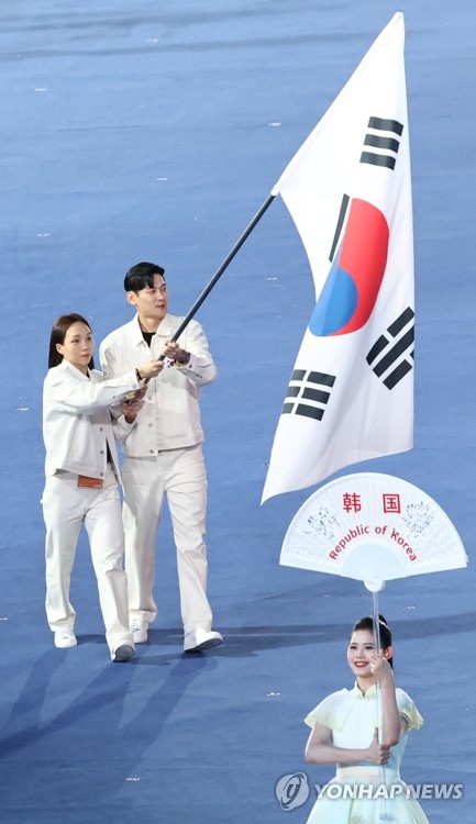 Flag bearers lead S. Korean team at Asian Games opening