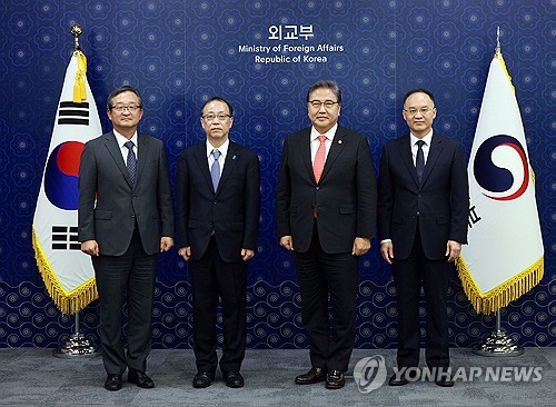 Séoul, Pékin et Tokyo tiendront aujourd'hui une réunion de haut niveau en vue d'un sommet trilatéral