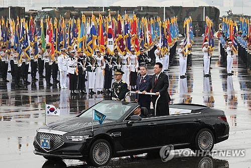 الرئيس يون يتفقد الاستعراض العسكري