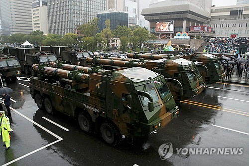 Exhibición de misiles en el desfile militar en Seúl