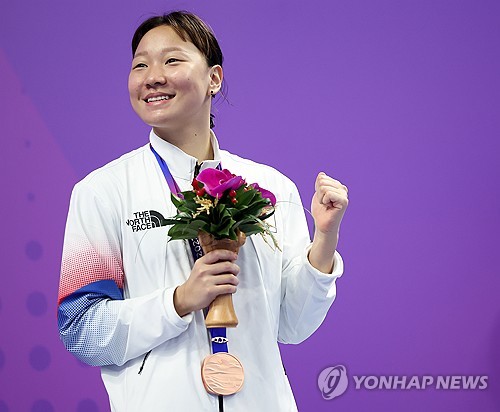 (Asiad) Teen swimmer Lee Eun-ji shrugs off freak injury to end quarter-century drought in pool