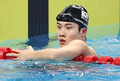 El nadador Hwang Sun-woo obtiene el oro en los 200 m estilo libre en los JJ. AA.