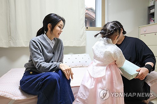 미혼모들 만난 김여사 "책임감과 용기에 박수…강한 엄마 돼야"