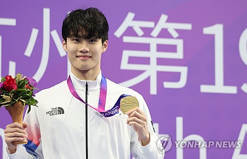 Hwang Sun-woo gana el oro en natación
