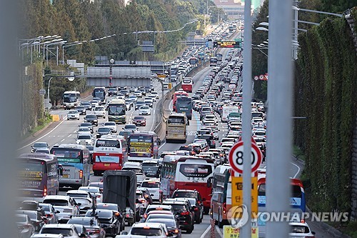 (3rd LD) Heavy traffic jams mostly eased on 5th day of holiday