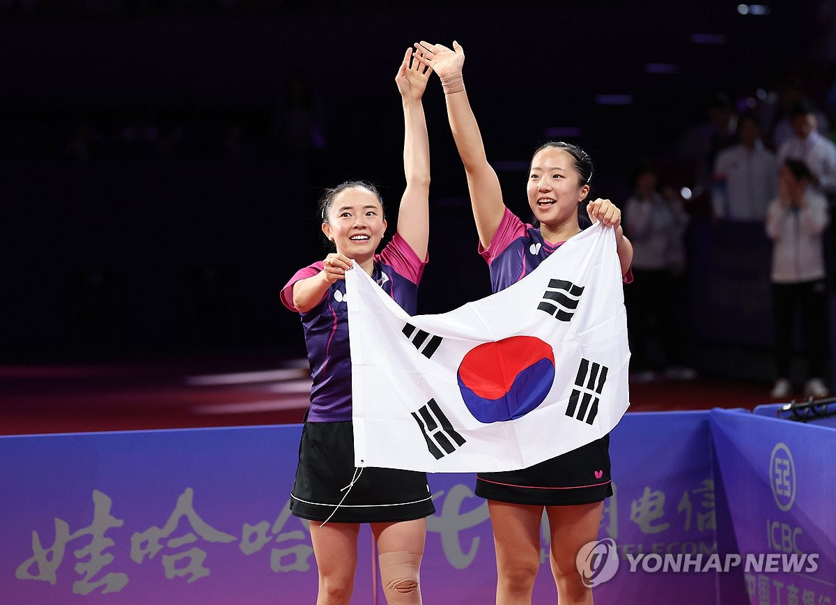 South Korea's Jeon Ji-hee (L) and Shin Yu-bin celebrate their victory after winning the final of the women's doubles table tennis competition at Gongshu Canal Sports Park Gymnasium in Hangzhou, China, on Oct. 2, 2023. (Yonhap)